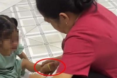 Công an xác minh vụ bảo mẫu đánh chửi, bắn dây thun vào trẻ
