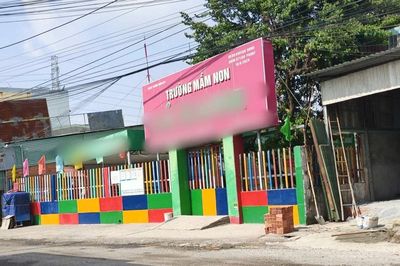 Bảo mẫu thừa nhận dùng dây thun bắn vào lòng bàn chân hai bé