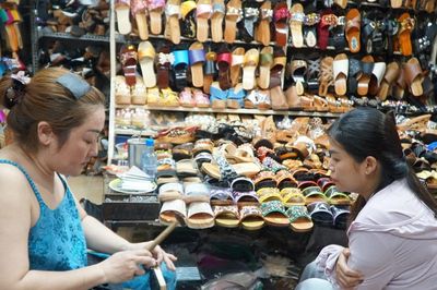 Món đồ xưa bất ngờ được người trẻ săn lùng ở ngôi chợ 100 tuổi
