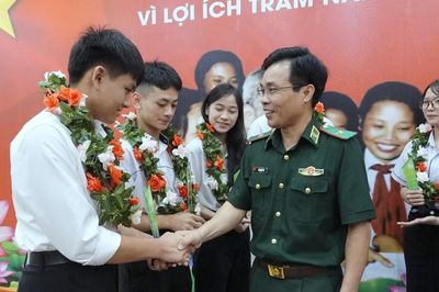 Hành trình vươn lên của con gái liệt sĩ và cậu bé người Chứt