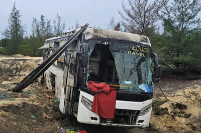 Xe khách chở 18 người lao xuống hố sâu ở Quảng Trị