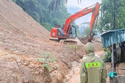 Núi nứt sau mưa lớn, nhiều hộ dân Thanh Hóa phải di dời khẩn cấp