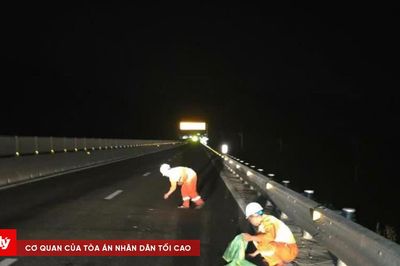 CSGT xác định tài xế làm rơi sắt vụn trên cao tốc