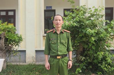 Trưởng công an xã nói tiếng Mông, đánh nhau với 'ma rừng' bằng 'vũ khí' đặc biệt