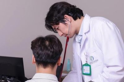 'Méo miệng, yếu tay', người đàn ông ở Hà Nội vẫn đi làm vì nghĩ đột quỵ phải hôn mê
