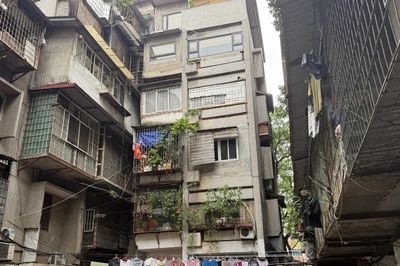 Chung cư ba mặt tiền hiếm có giữa phố cổ Hà Nội xuống cấp sau hơn 40 năm