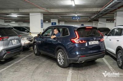 Chú ý gì khi lái xe 'lùi chuồng' ở nơi chật hẹp?