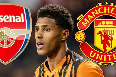 Tiền đạo lập hat-trick khiến MU và Arsenal mê mẩn