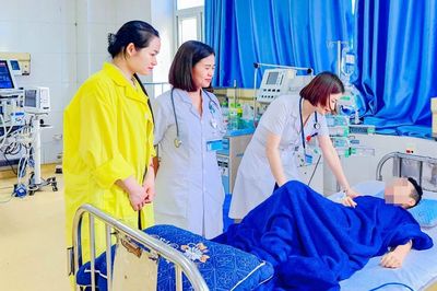 Đưa con đi bơi, nữ bác sĩ kịp thời ép tim cứu người đuối nước