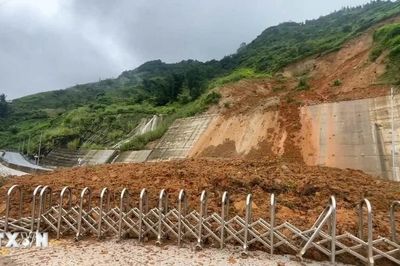Khẩn trương phân luồng giao thông sau vụ sạt lở trên tuyến ĐT161 ở Lào Cai