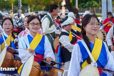 Nhịp điệu Samulnori vang dội, Áo dài - Hanbok 'khoe sắc' bên sông Hàn
