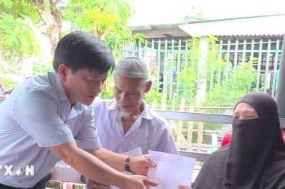 An Giang: Kịp thời hỗ trợ các hộ dân bị cháy nhà tại xóm Chăm La Ma