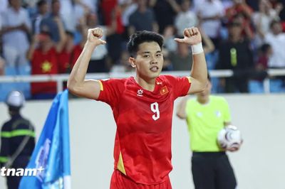 Đình Bắc rực sáng với cú đúp, tuyển Việt Nam vào bán kết ASEAN Cup với ngôi đầu bảng