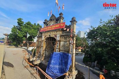 Bảo tồn cổng làng Nhật Tảo hơn 100 năm tuổi bằng kỹ thuật nâng nguyên khối