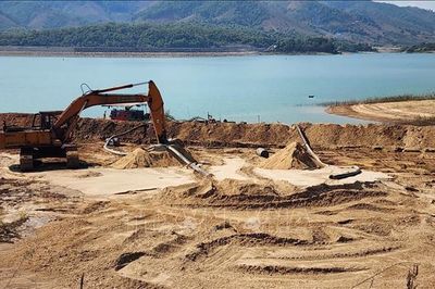 Khởi tố 4 đối tượng khai thác cát trái phép