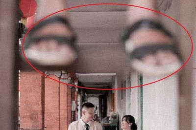 'Bàn chân bí ẩn' xuất hiện trong bức ảnh cưới và sự thật bất ngờ