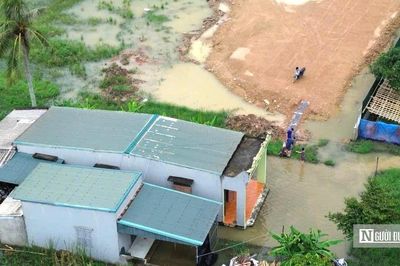 Mưa lớn, nhiều hộ dân trong vùng dự án khu đô thị phải lội nước vào nhà