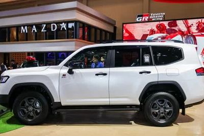 Toyota Land Cruiser Hybrid 2026 ra mắt, giá gần 4 tỷ đồng