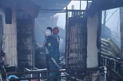 An Giang: Cháy ở khu dân cư khiến 5 căn nhà bị hư hại
