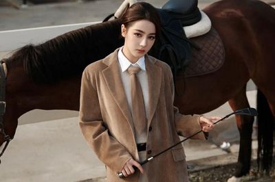 Địch Lệ Nhiệt Ba gây chú ý