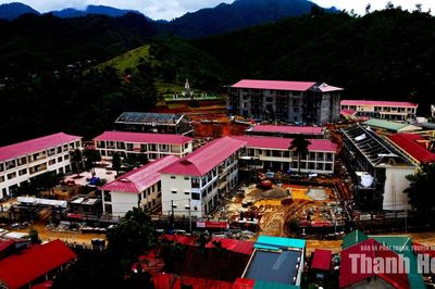 Vượt nắng mưa, trắng đêm thi công trên công trường nơi vùng biên để kịp đón năm học mới