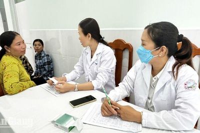 Khám tầm soát bệnh phụ khoa cho hơn 100 phụ nữ xã Ô Lâm