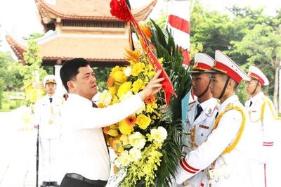 Các đồng chí lãnh đạo tỉnh Bắc Ninh dâng hương tưởng niệm đồng chí Lê Quang Đạo