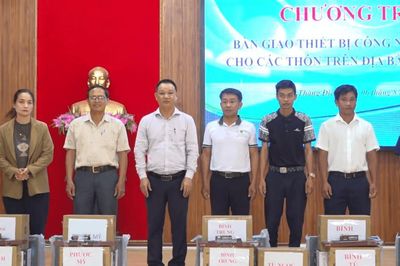 Thăng Điền bàn giao thiết bị công nghệ cho 11 thôn