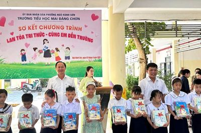 Trao tri thức, nâng bước đến trường