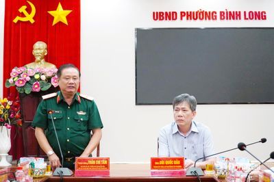 Thiếu tướng Trần Chí Tâm, Phó Chính ủy Quân khu 7 thăm, làm việc với các phường Bình Long, Tân Khai