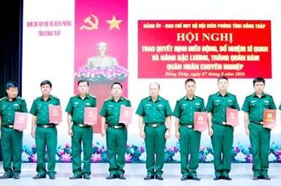 Trao quyết định điều động, bổ nhiệm sĩ quan và nâng bậc lương, thăng quân hàm quân nhân chuyên nghiệp