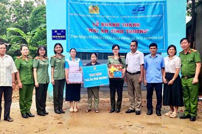 Trao tặng 'Mái ấm tình thương' cho phụ nữ nghèo biên giới Ia O
