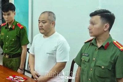 Bàn giao 2 người nước ngoài bị Interpol truy nã