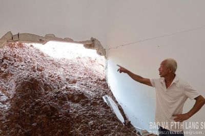 Nơm nớp dưới 'miệng vực' sạt lở