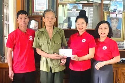 Phường Trung Tâm trao quà, đồng hành cùng gia đình chịu ảnh hưởng chất độc da cam
