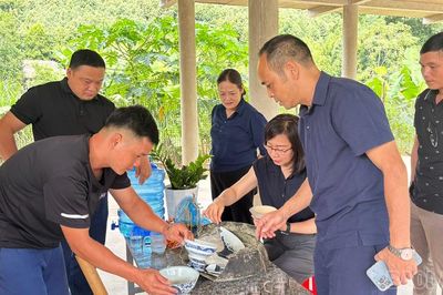 Phúc Khánh: Bàn giao hiện vật người dân phát hiện cho Bảo tàng Lào Cai