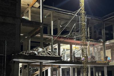Sáng đèn công trường để kịp năm học mới