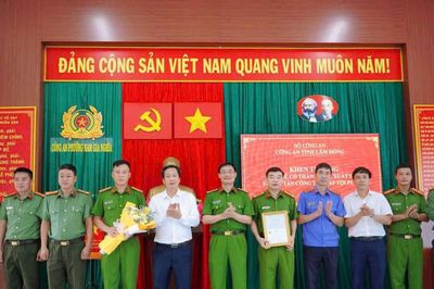 Khen thưởng đột xuất Công an phường Nam Gia Nghĩa