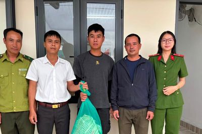 Người dân Lâm Đồng tự nguyện giao nộp cá thể trăn gấm quý hiếm