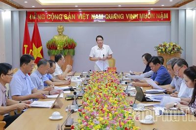 Thẩm tra các dự thảo nghị quyết về đầu tư công, đất đai, rừng