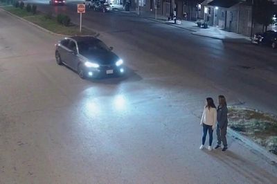 Ngang nhiên đi bộ giữa đường, 2 người bị ô tô húc văng