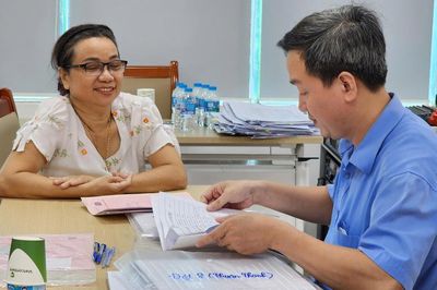Người dân vui vẻ nhận tiền giải phóng mặt bằng dự án đường kết nối sân bay Gia Bình
