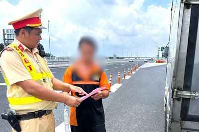 CSGT tăng cường tuần tra, xử lý nhiều tài xế vi phạm trên cao tốc Biên Hòa - Vũng TàuCSGT tăng cường tuần tra, xử lý nhiều tài xế vi phạm trên cao tốc Biên Hòa - Vũng Tàu
