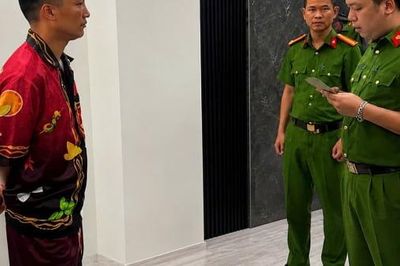 Lực lượng công an khám xét nơi ở của 'Huấn Hoa Hồng'