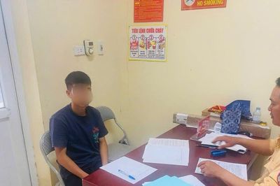 Thái Nguyên: Xử lý nghiêm thanh niên 'buông cả hai tay khi điều khiển xe máy'