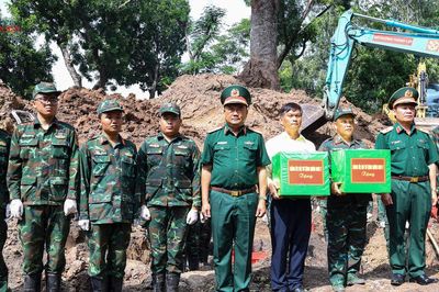 Đoàn đại biểu Quân khu 7 thăm, động viên lực lượng làm nhiệm vụ tại Công viên Lê Thị Riêng