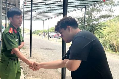 Cứu hộ 3 du khách nước ngoài lâm nạn khi đang tắm biển Đắk Lắk