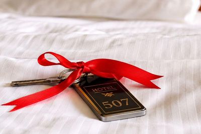 Tại sao bạn nên mang theo dải ruy băng đỏ khi nhận phòng khách sạn?