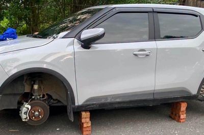 Ô tô bị bị tháo trộm 2 bánh xe khi đỗ qua đêm ở khu đô thị tại Hà Nội