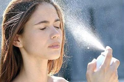 Xịt khoáng mỗi ngày nhưng da vẫn khô? Có thể bạn đang mắc phải những sai lầm này